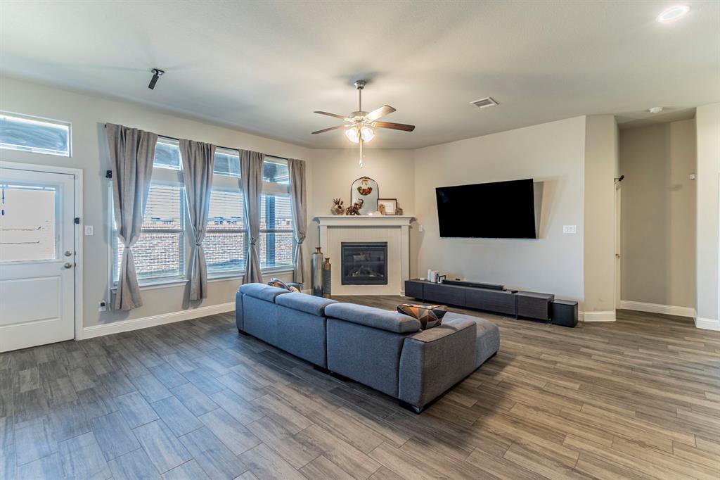 10638 Cherry Tree Way Grand Prairie, TX 76065 - Photo 6 of 39 Another view of the spacious living room