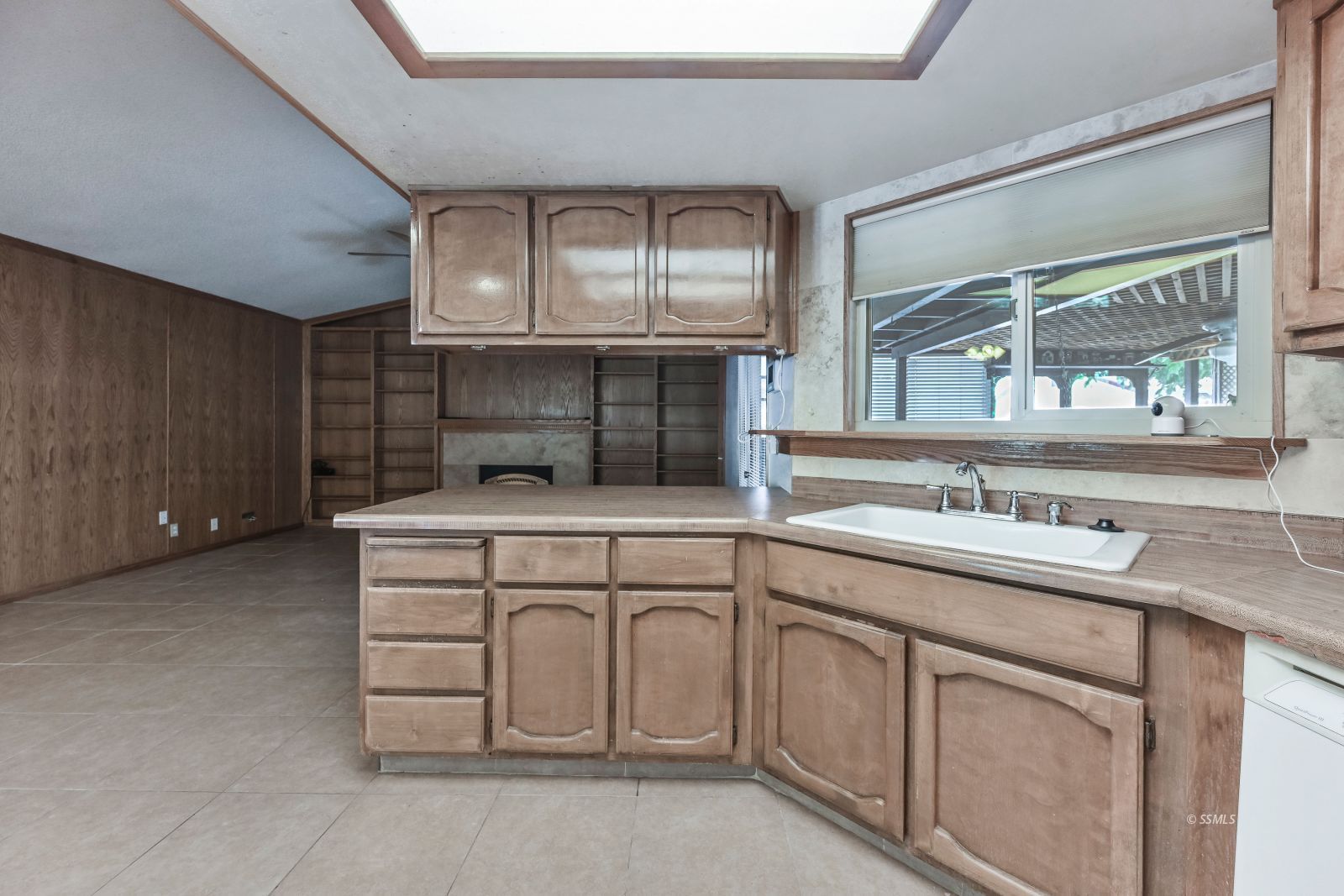 601 South Silver Ridge Street Ridgecrest, CA 93555 - Photo 10 of 34 a kitchen with cabinets appliances and a window