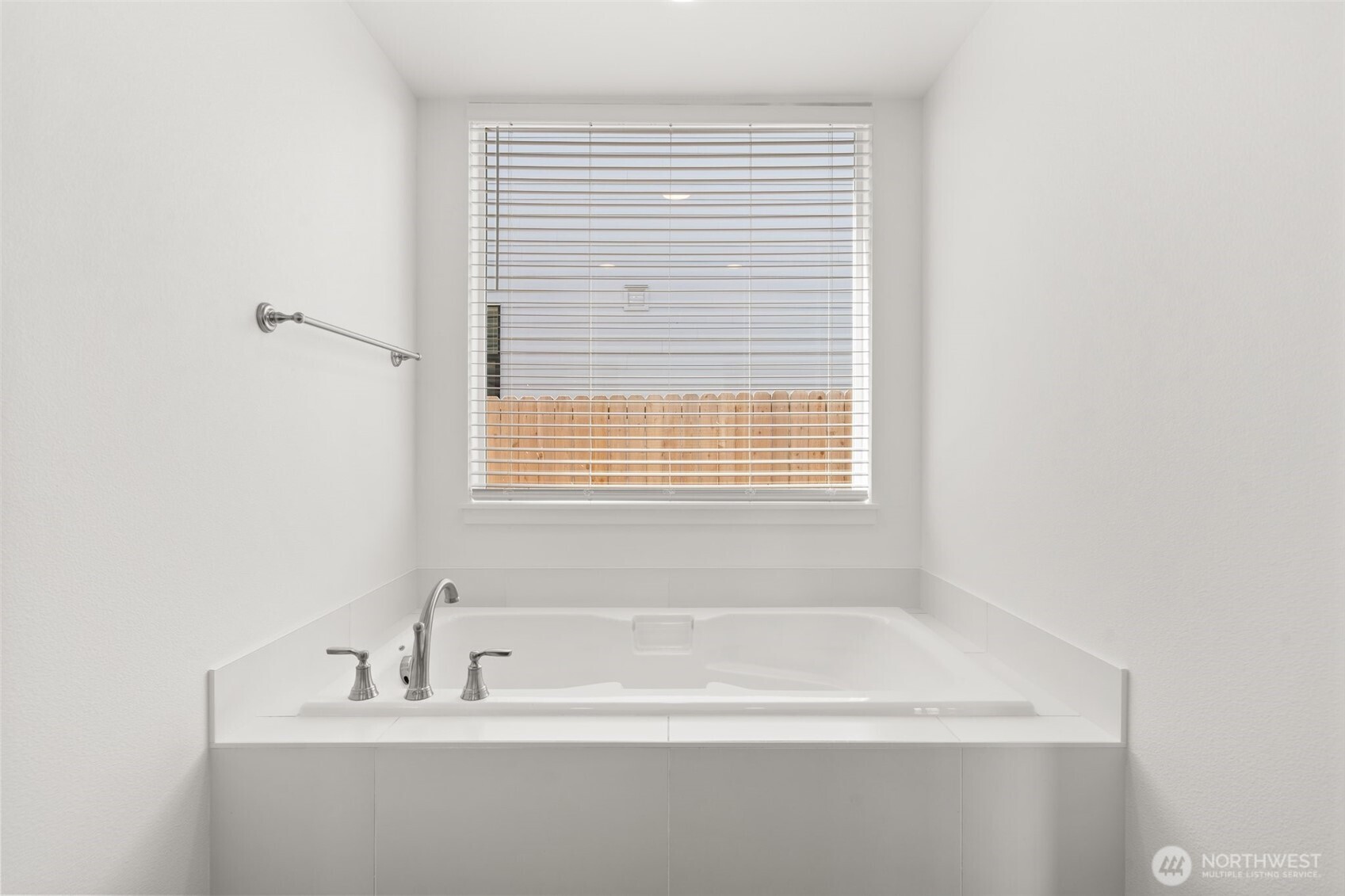 501 Pagget Avenue Winlock, WA 98596 - Photo 18 of 30 a bathroom with a bathtub and a sink