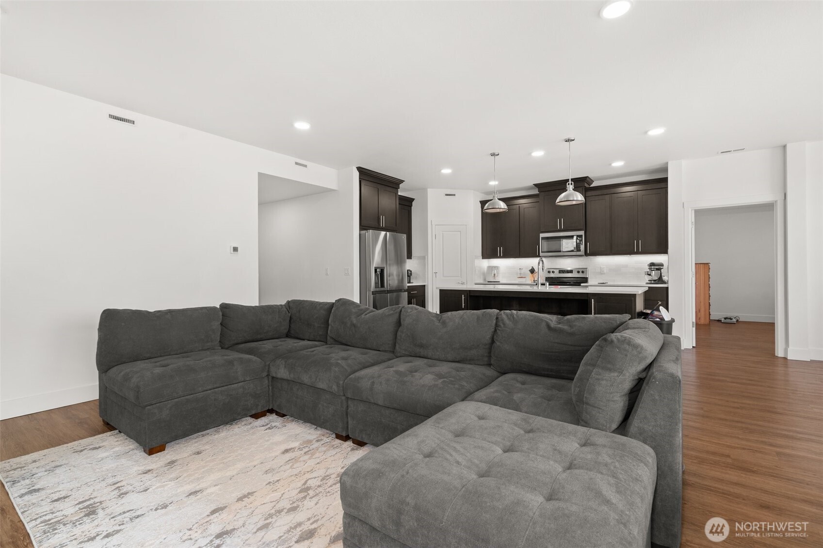 501 Pagget Avenue Winlock, WA 98596 - Photo 9 of 30 a living room with furniture and kitchen view