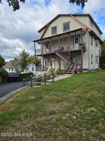 a view of a house with a yard