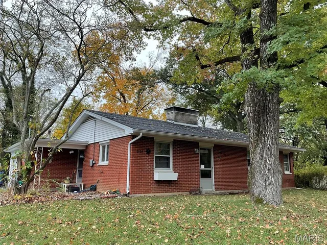 $210,000 | 2131 Hill Crest Drive, Highland, IL 62249