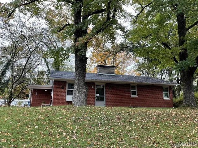 $210,000 | 2131 Hill Crest Drive, Highland, IL 62249