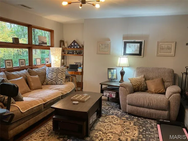 $210,000 | 2131 Hill Crest Drive, Highland, IL 62249