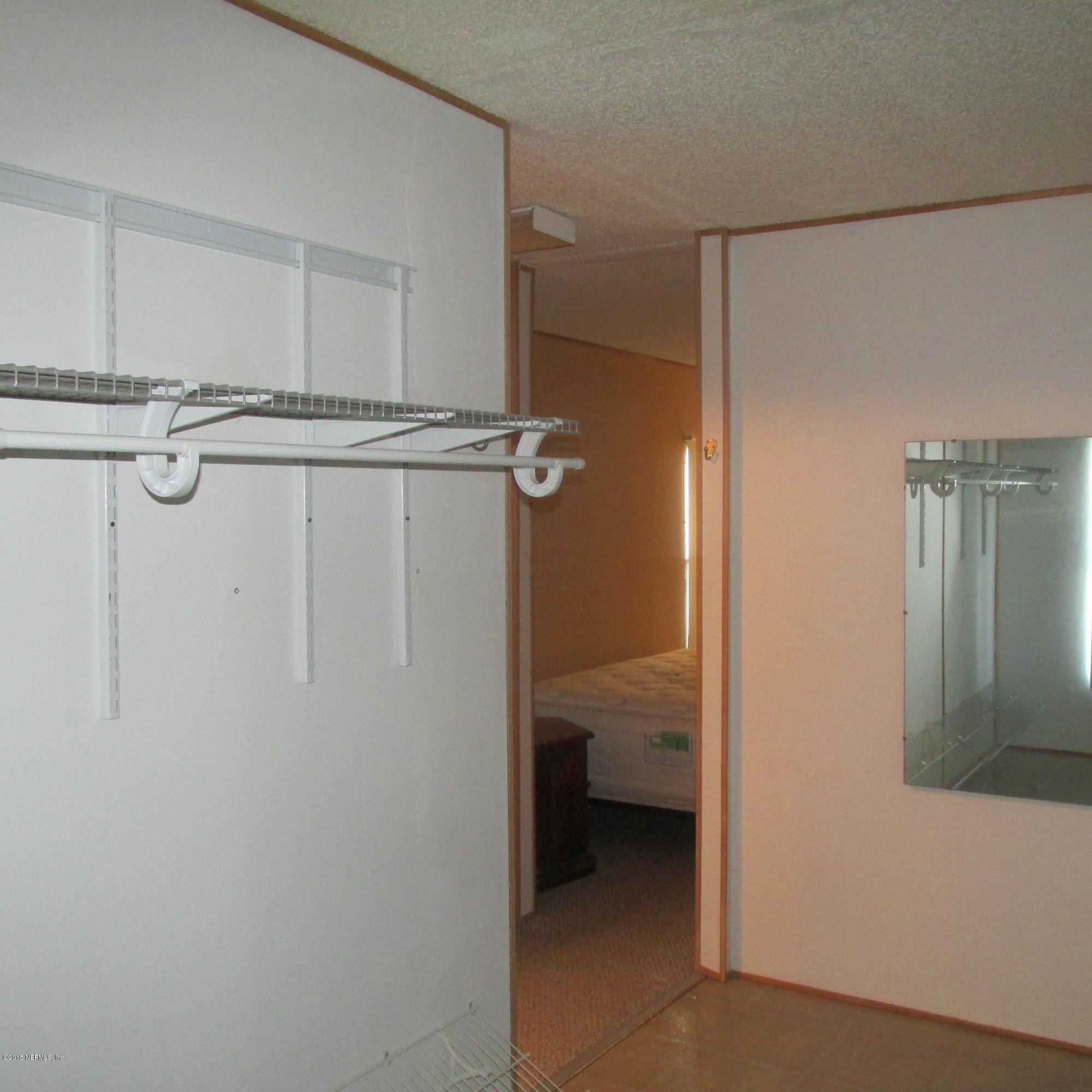 6841 Deer Springs Road Keystone Heights, FL 32656 - Photo 14 of 27 a room that has a bed in it