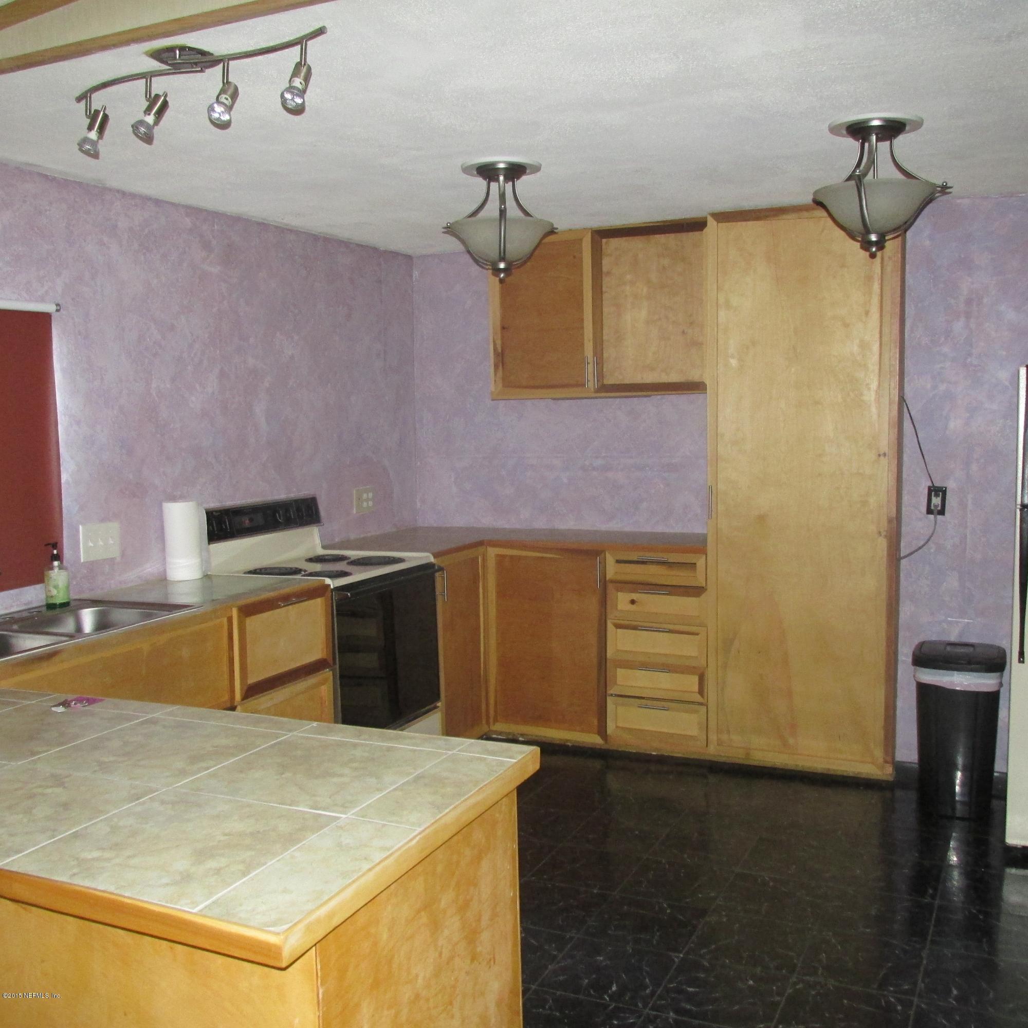 6841 Deer Springs Road Keystone Heights, FL 32656 - Photo 7 of 27 a kitchen that has a sink and a stove
