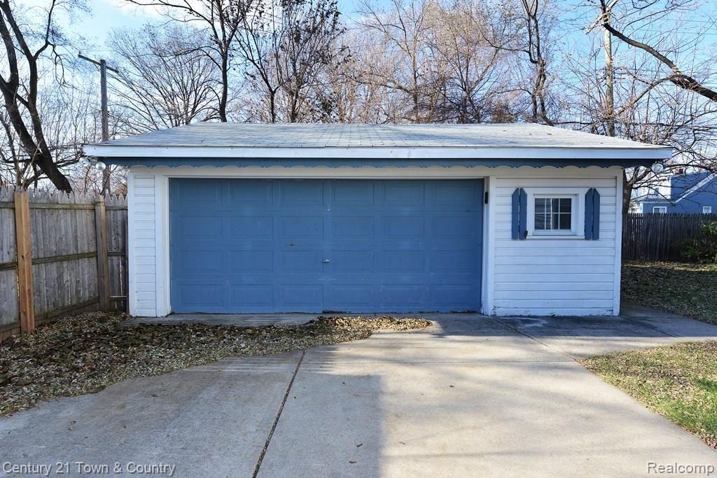 2713 South Rochester Road Royal Oak, MI 48073 - Photo 18 of 21 Two-Car Garage