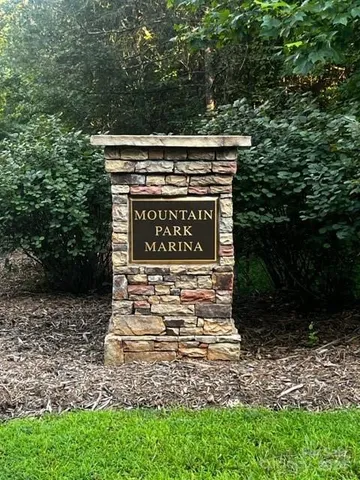 a sign that is sitting on the side of a road