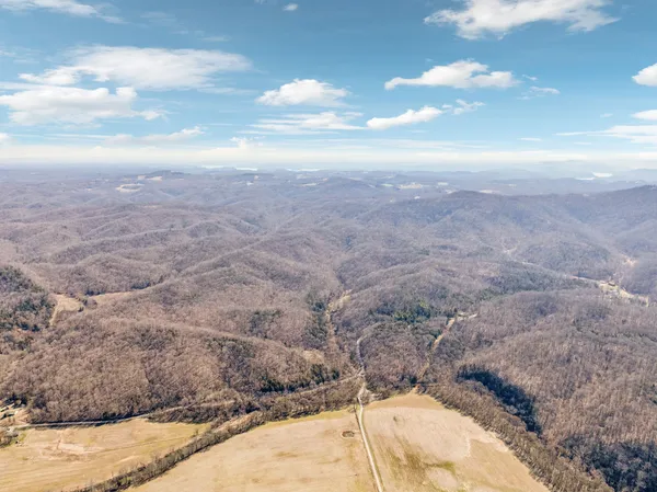 $799,900 | 6528 Neeley Creek Road, Celina, TN 38551