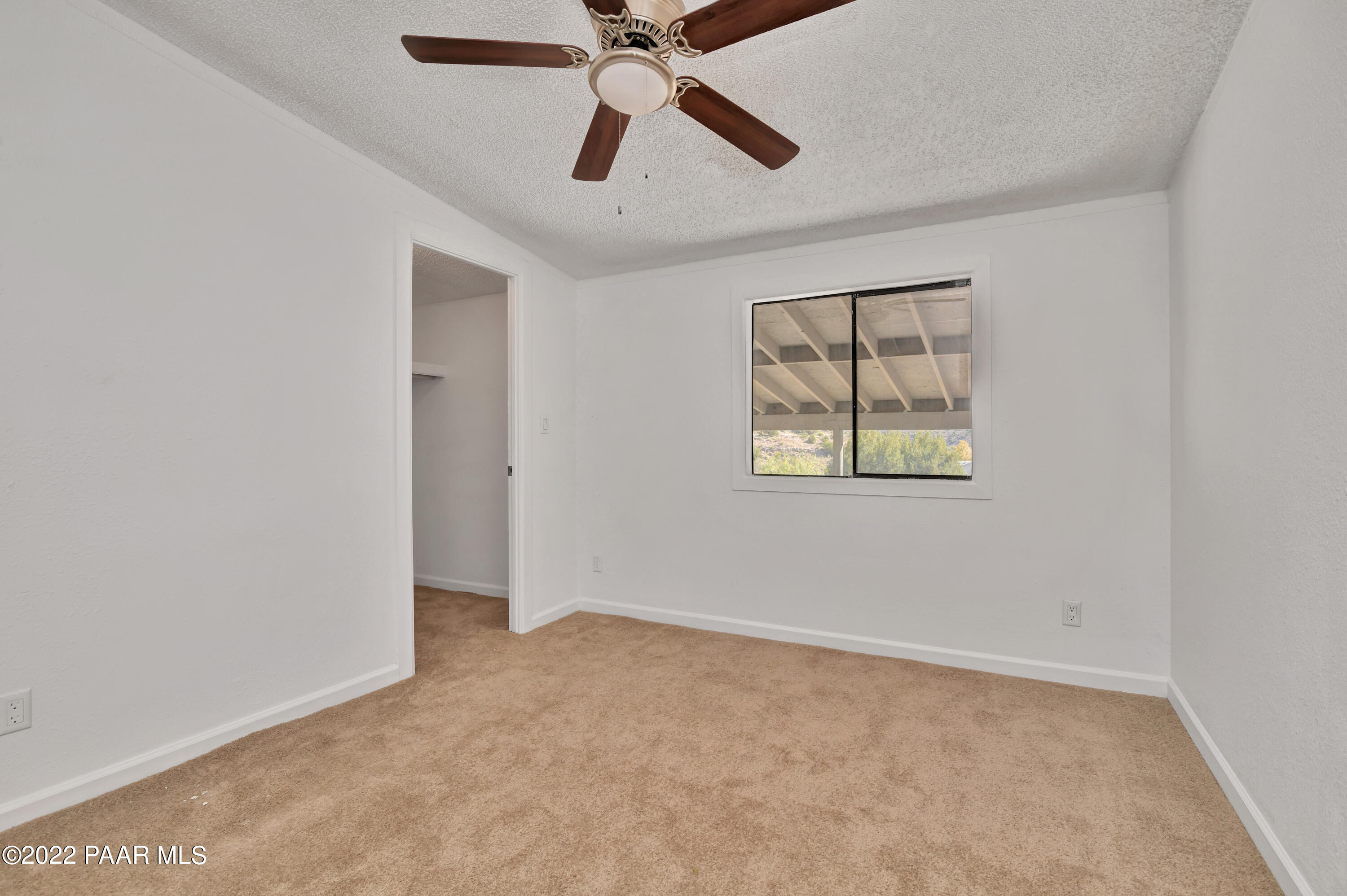4515 Quail Hollow Road Rimrock, AZ 86335 - Photo 11 of 33 an empty room with windows and fan