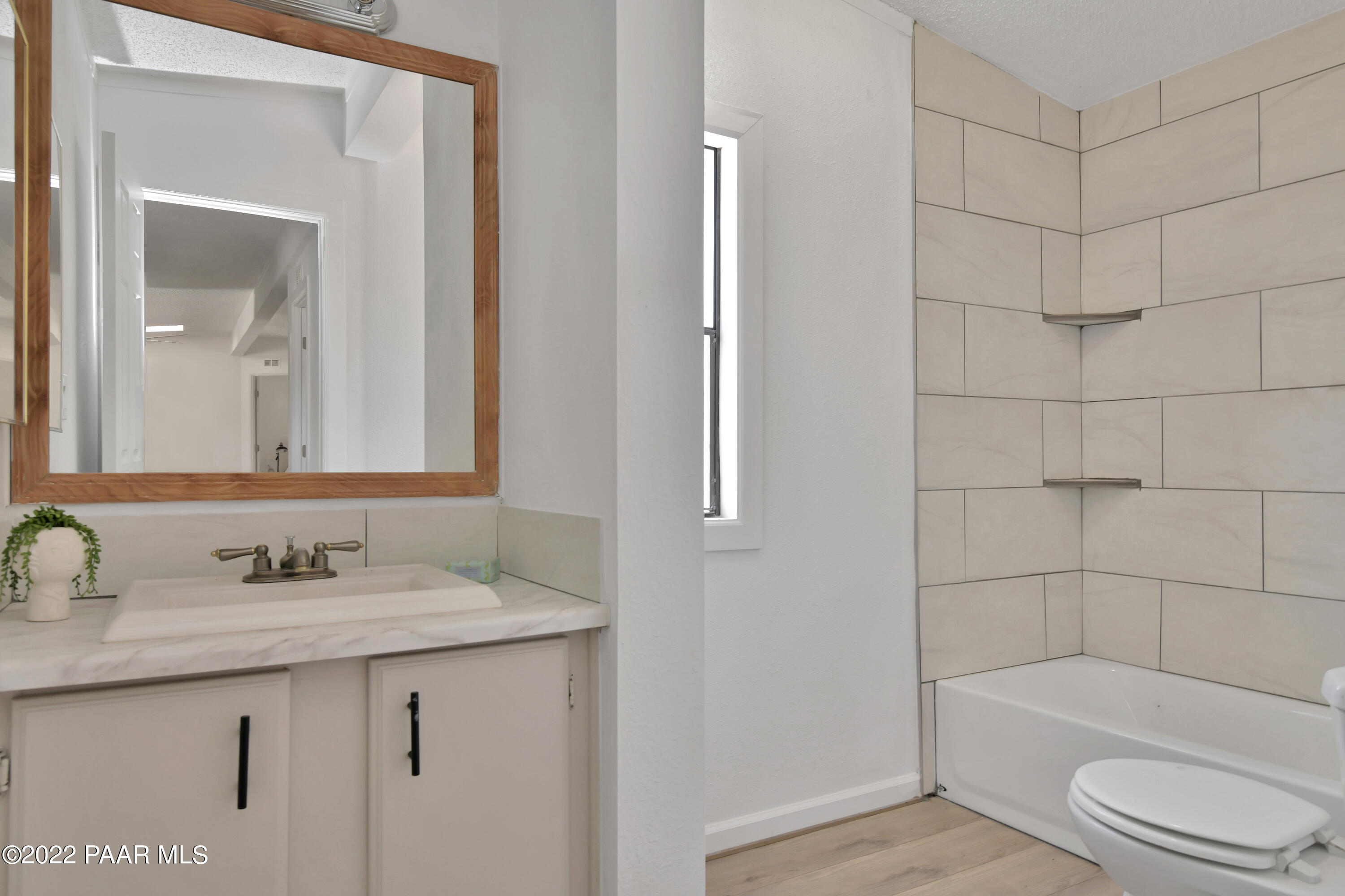 4515 Quail Hollow Road Rimrock, AZ 86335 - Photo 13 of 33 a bathroom with a sink a toilet and bathtub
