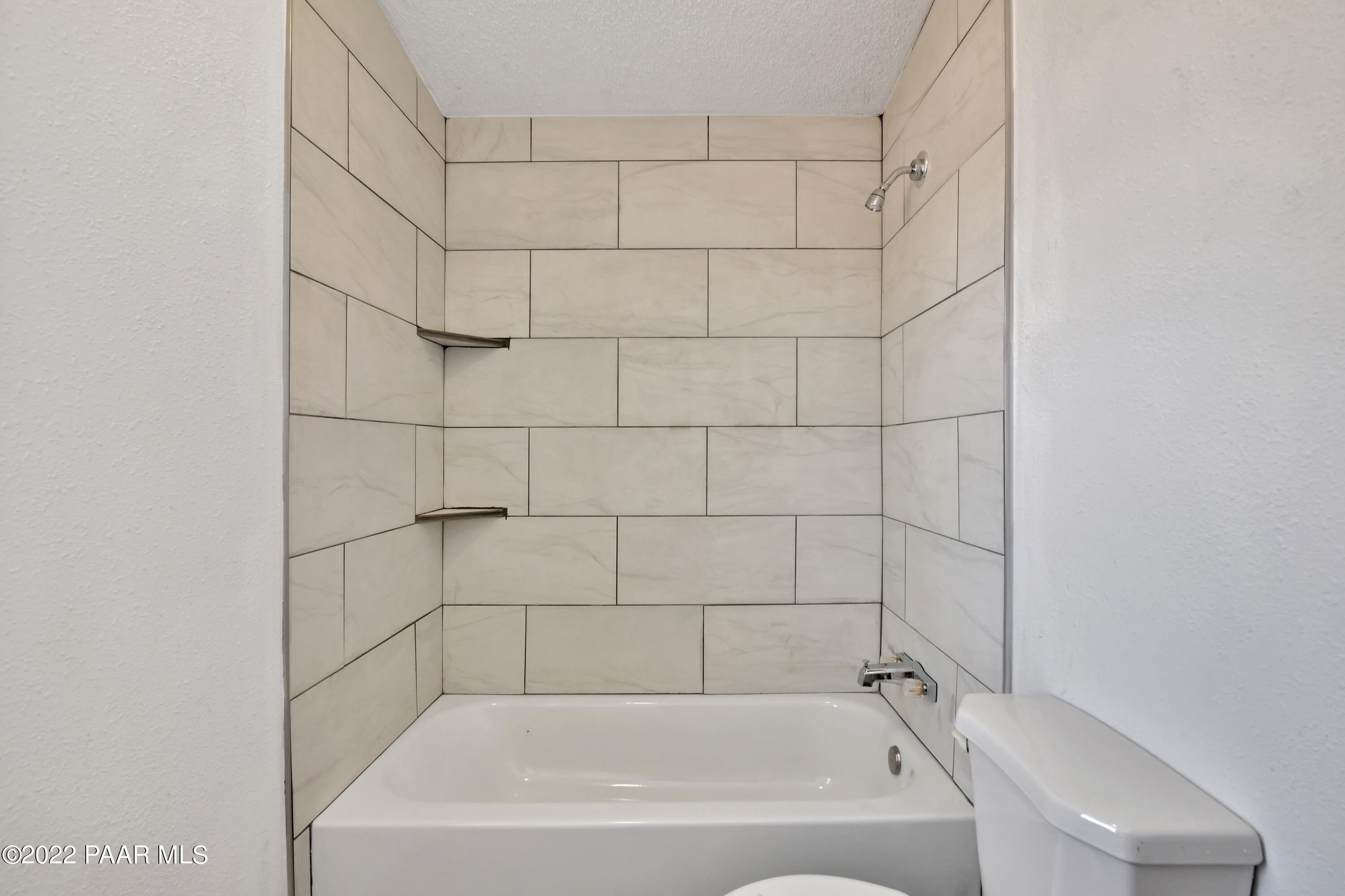 4515 Quail Hollow Road Rimrock, AZ 86335 - Photo 14 of 33 a bathroom with a bathtub