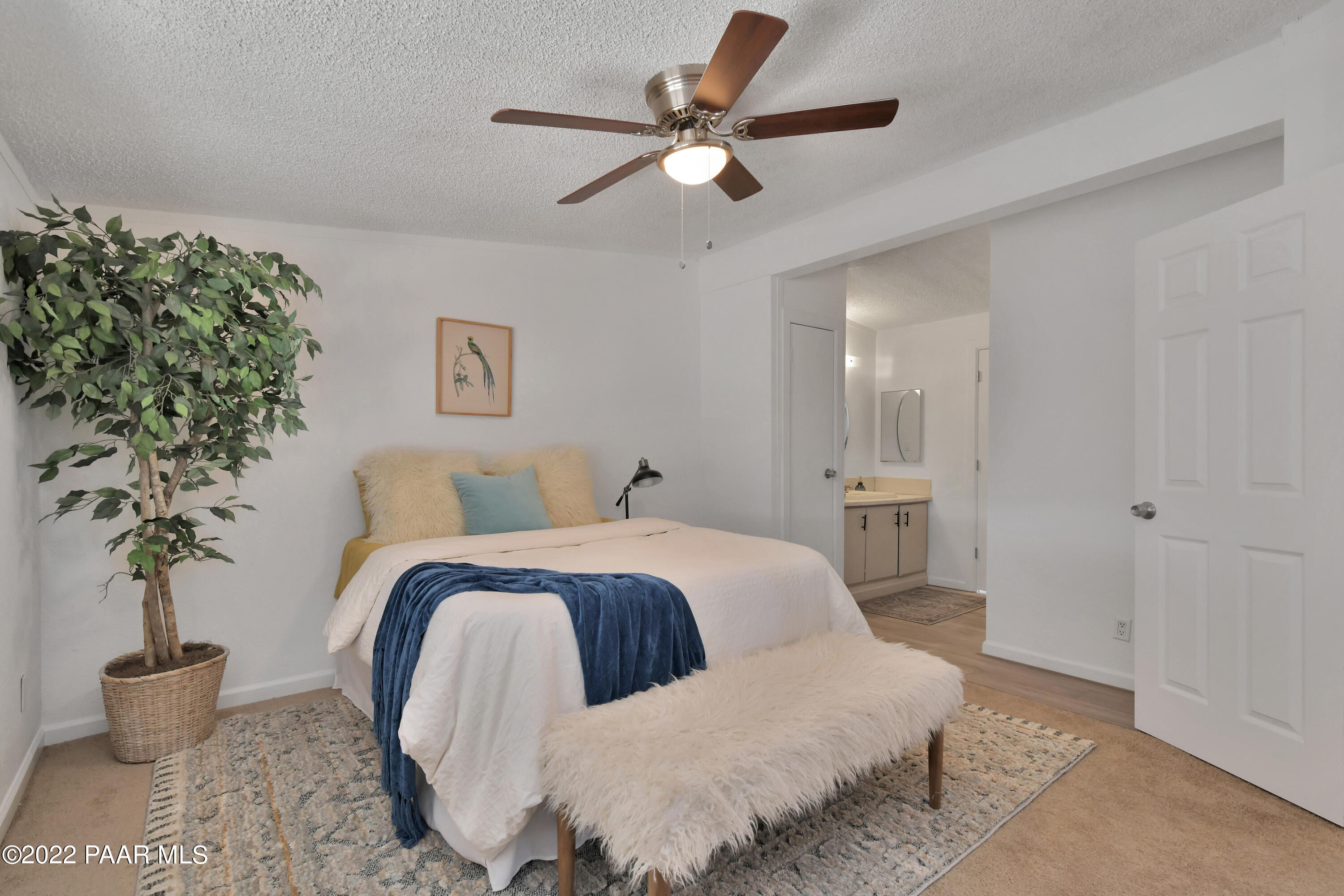 4515 Quail Hollow Road Rimrock, AZ 86335 - Photo 18 of 33 a bed room with a bed and a potted plant