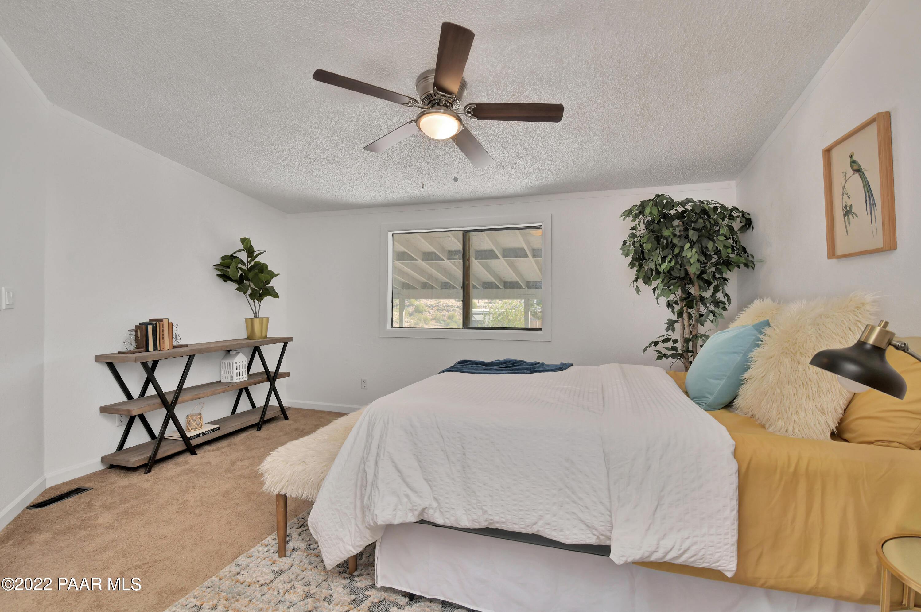 4515 Quail Hollow Road Rimrock, AZ 86335 - Photo 19 of 33 a bedroom with a large bed and a chandelier
