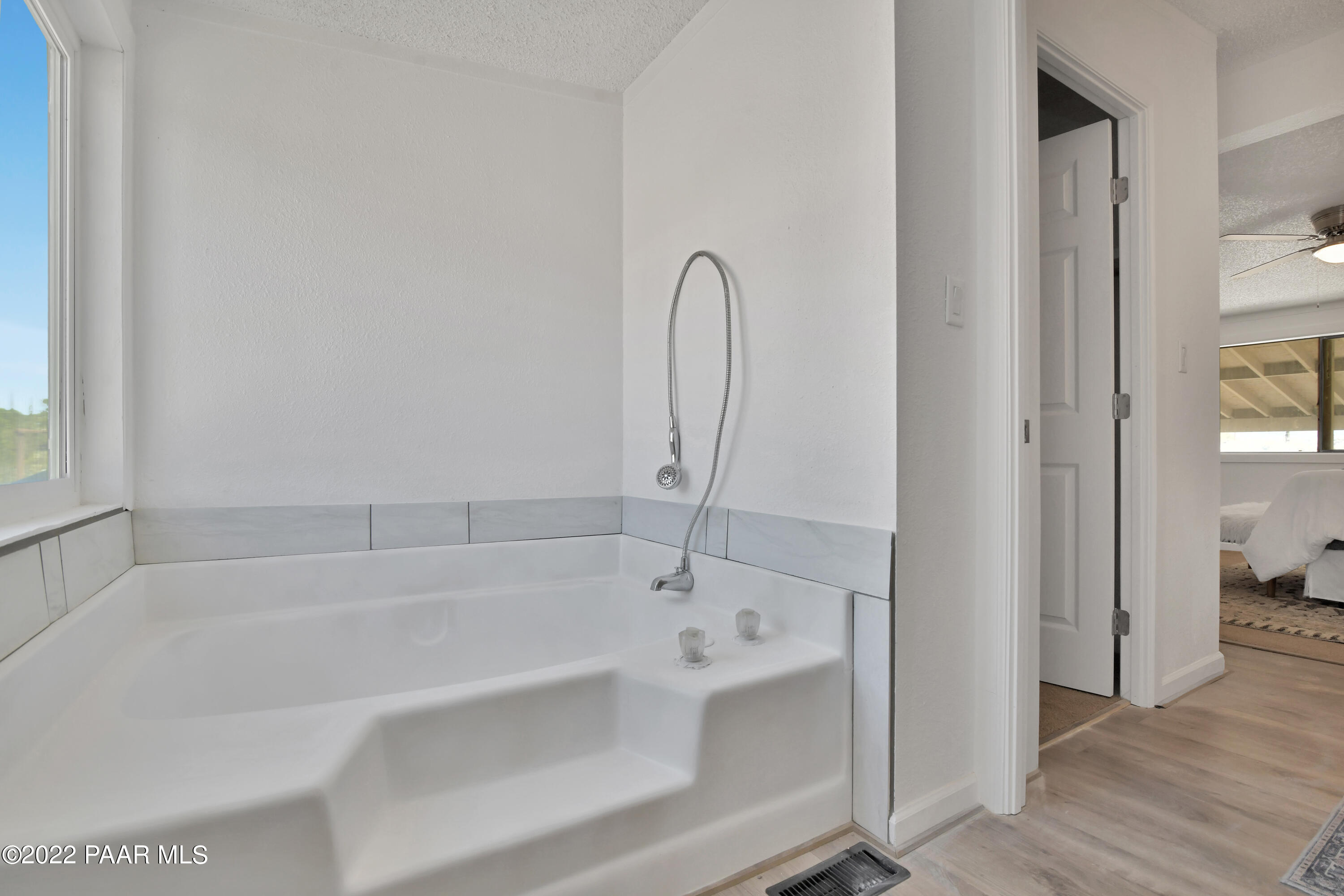 4515 Quail Hollow Road Rimrock, AZ 86335 - Photo 21 of 33 a close view of a bathtub in bathroom