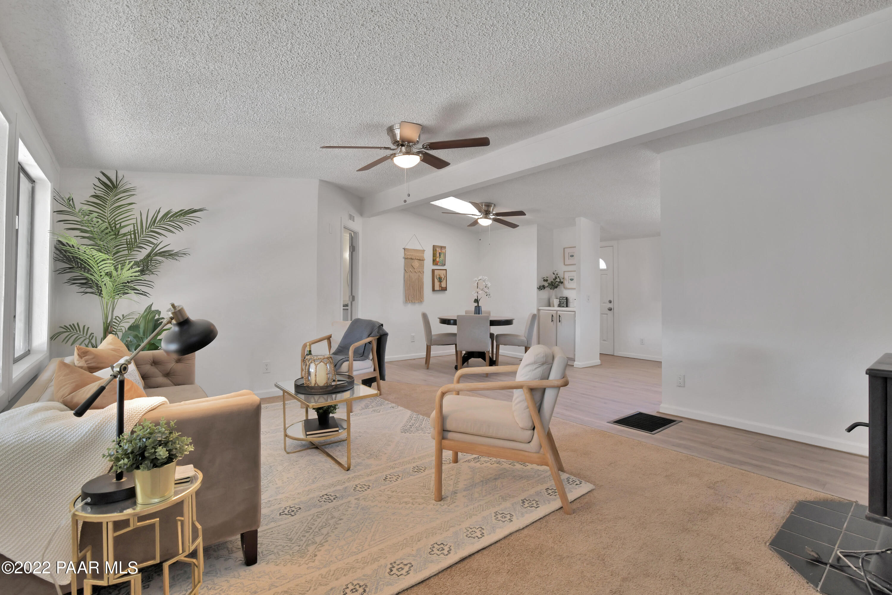 4515 Quail Hollow Road Rimrock, AZ 86335 - Photo 4 of 33 a living room with furniture and a potted plant