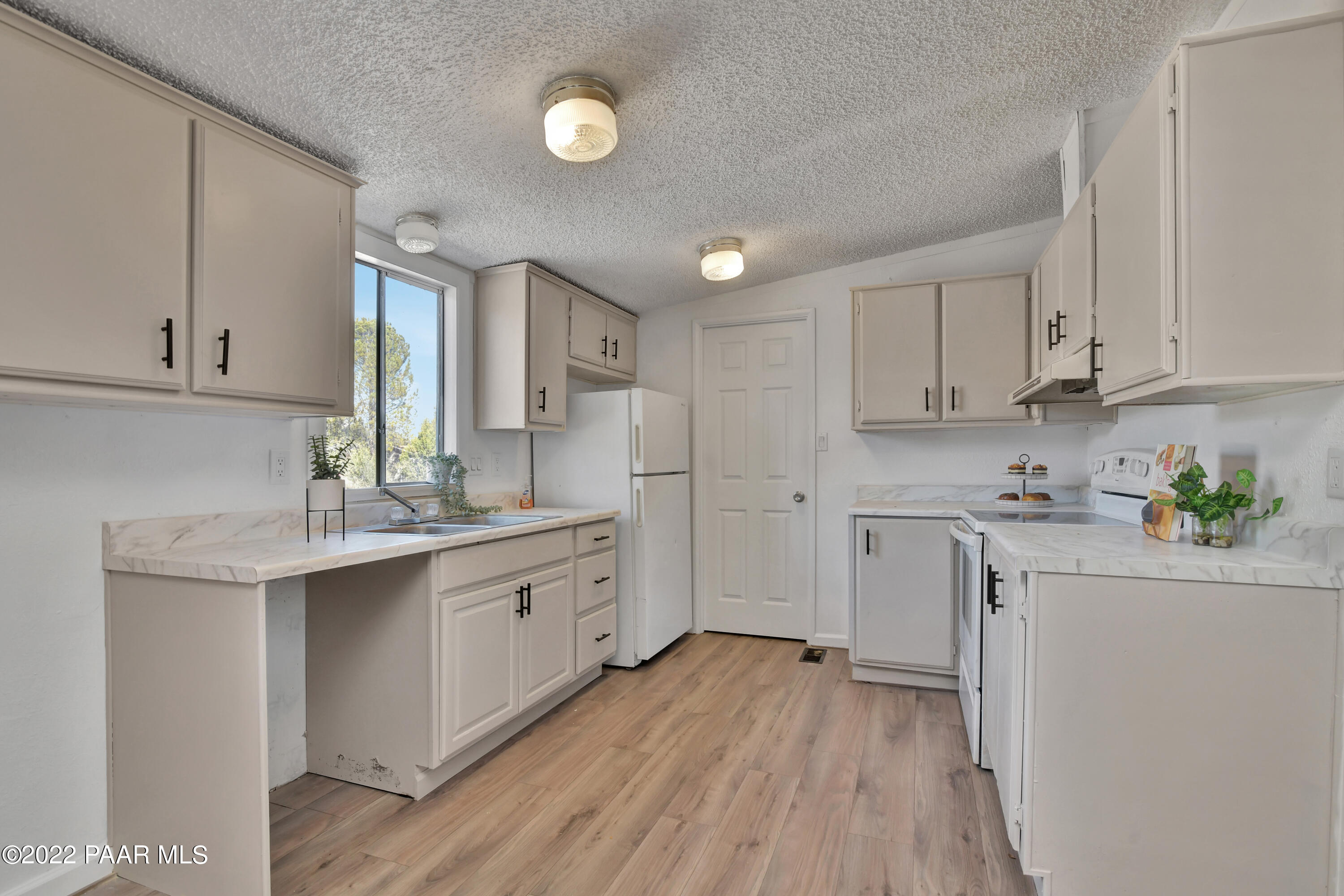 4515 Quail Hollow Road Rimrock, AZ 86335 - Photo 8 of 33 a kitchen with white cabinets appliances and sink