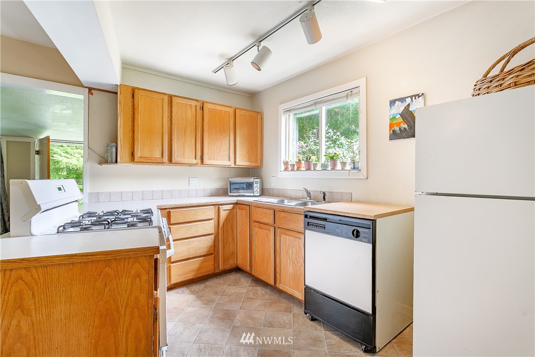 6437 Little Big Horn Road Maple Falls, WA 98266 - Photo 6 of 31 Gallery Image 6