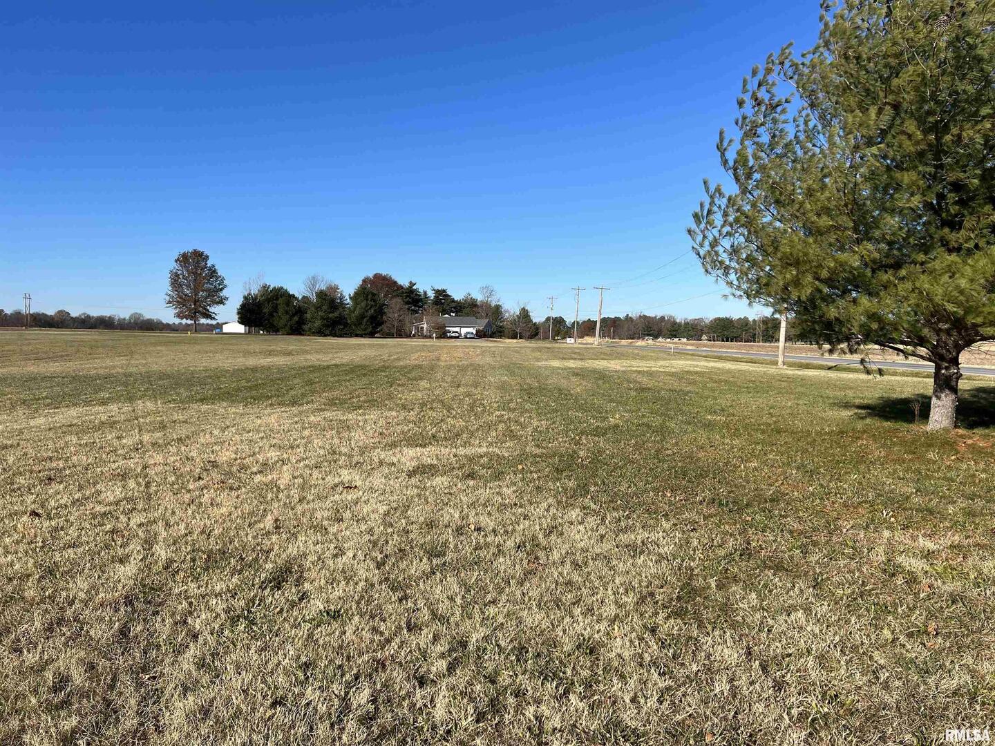 3700 Raleigh Chapel Highway Eldorado, IL 62930 - Photo 3 of 5 a view of an ocean and beach
