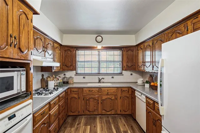 $319,000 | 1203 Springbrook Circle, DeSoto, TX 75115