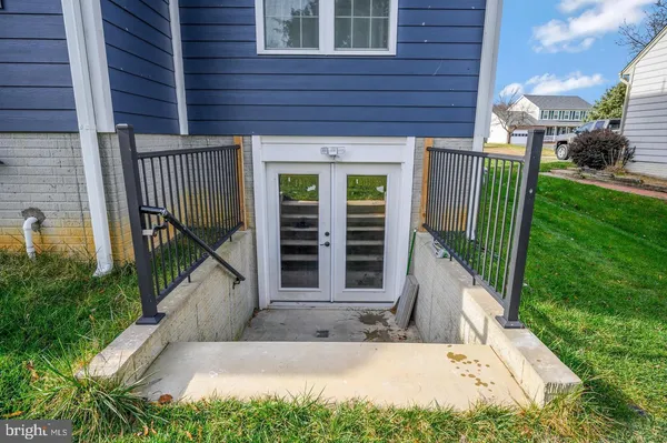 a view of a house with backyard and porch