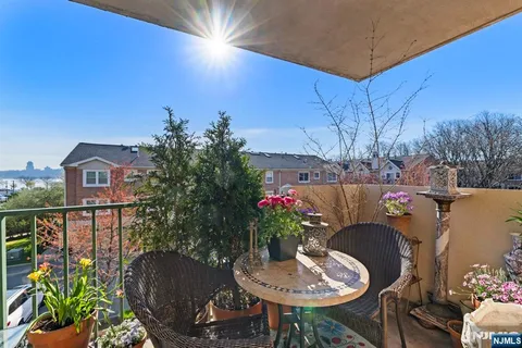 $629,000 | 200 Grand Cove Way, Unit 3L, Edgewater, NJ 07020