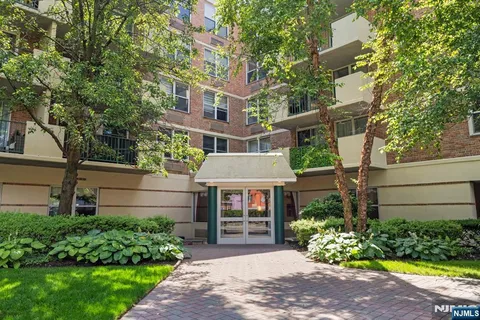 $629,000 | 200 Grand Cove Way, Unit 3L, Edgewater, NJ 07020