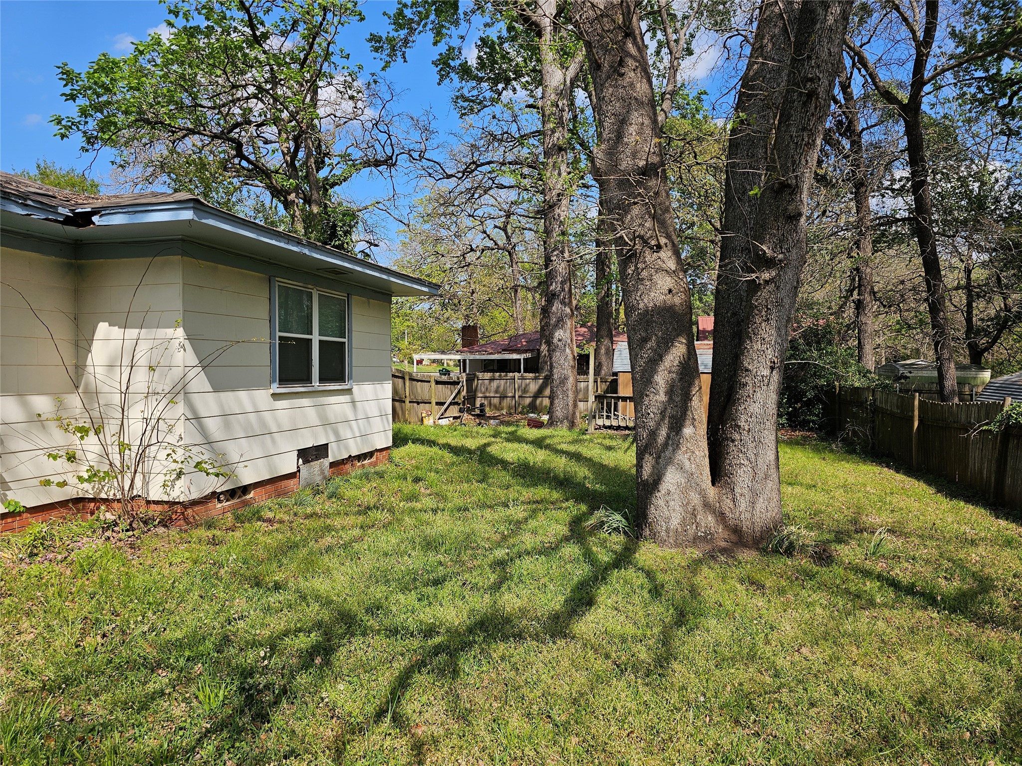 216 Westwood Road Palestine, TX 75803 - Photo 17 of 23 a backyard of a house with table and chairs