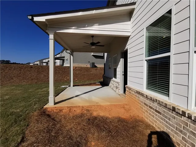 a view of a backyard