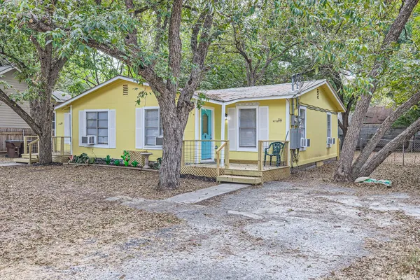 $1,250 | 316 Plum Street, Lockhart, TX 78644
