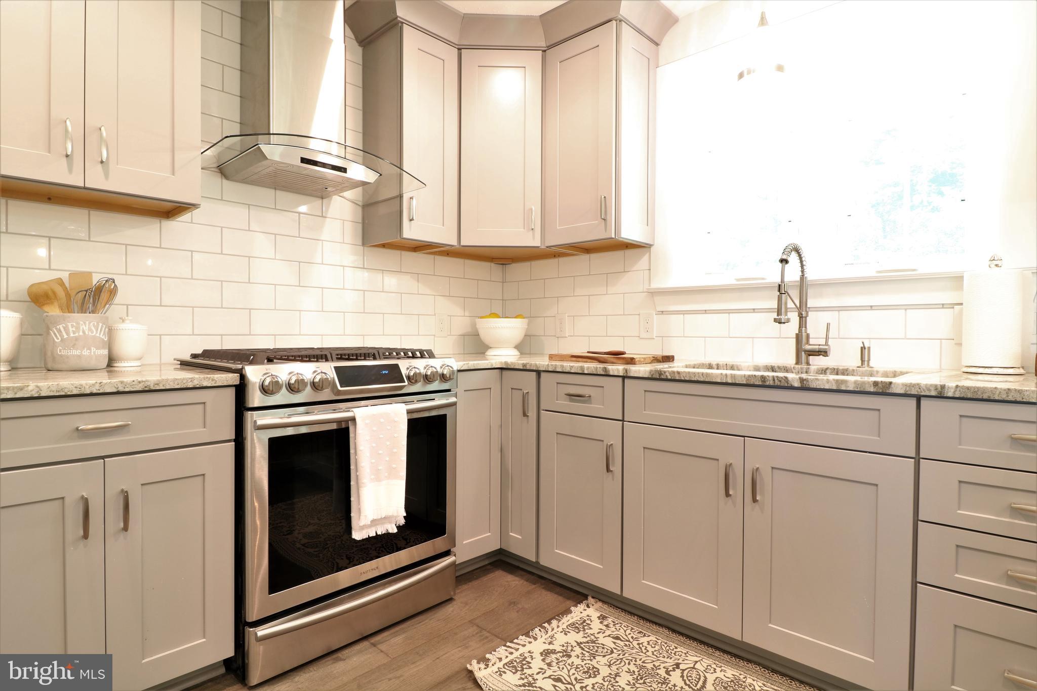 1364 Panther Road Jenkintown, PA 19046 - Photo 16 of 34 Range oven w/ vent hood