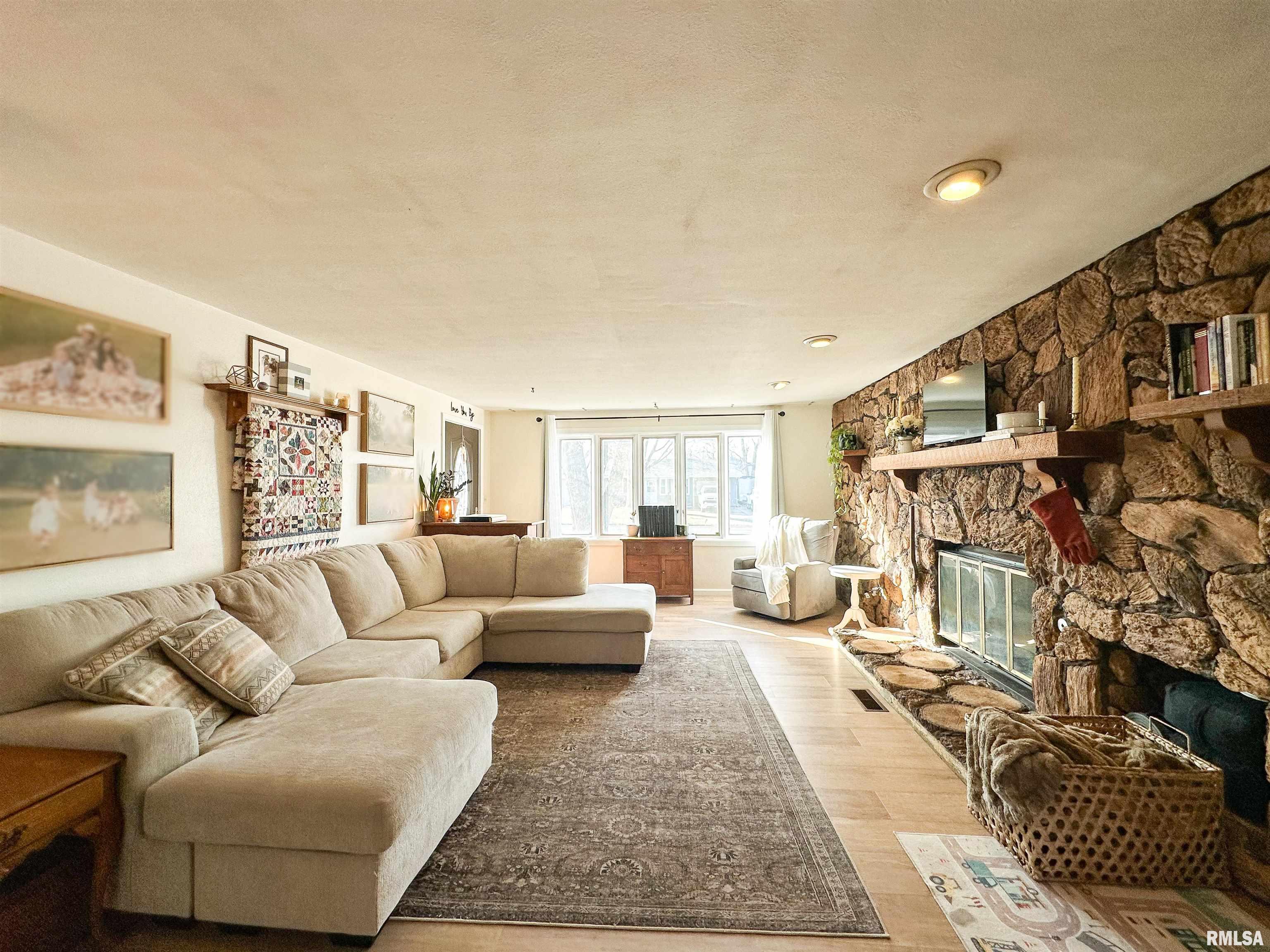 2708 Daycor Divide Peoria, IL 61607 - Photo 3 of 25