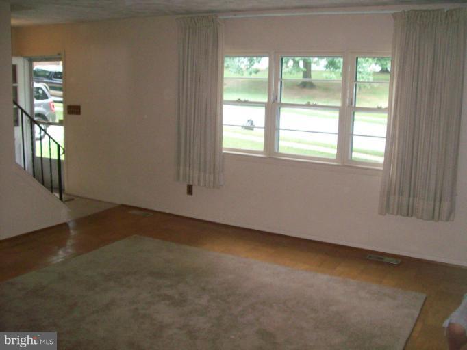 220 Walgrove Road Reisterstown, MD 21136 - Photo 10 of 24 Living Room