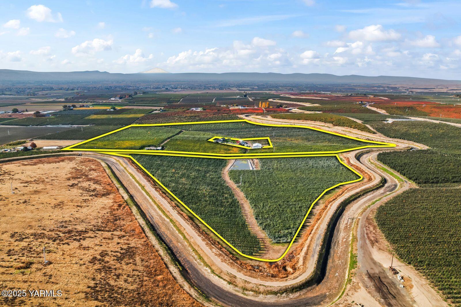 370 Macy Road Zillah, WA 98953 - Photo 15 of 42 a view of a tennis court