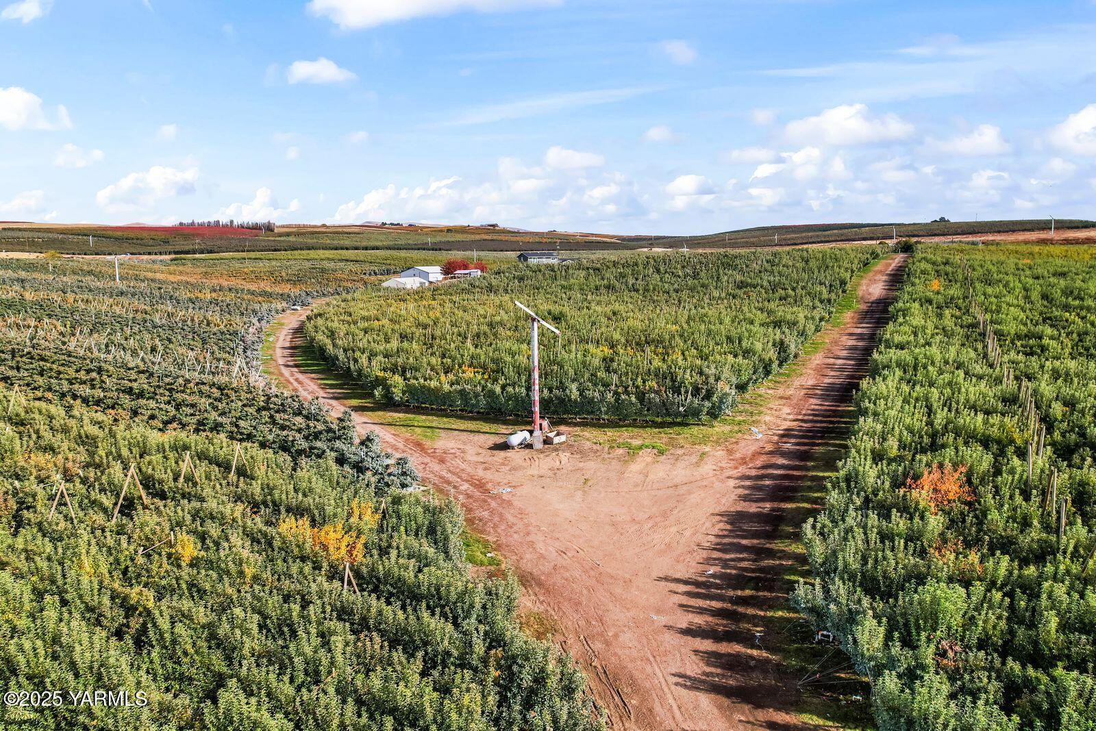 370 Macy Road Zillah, WA 98953 - Photo 2 of 42 a view of an ocean and beach