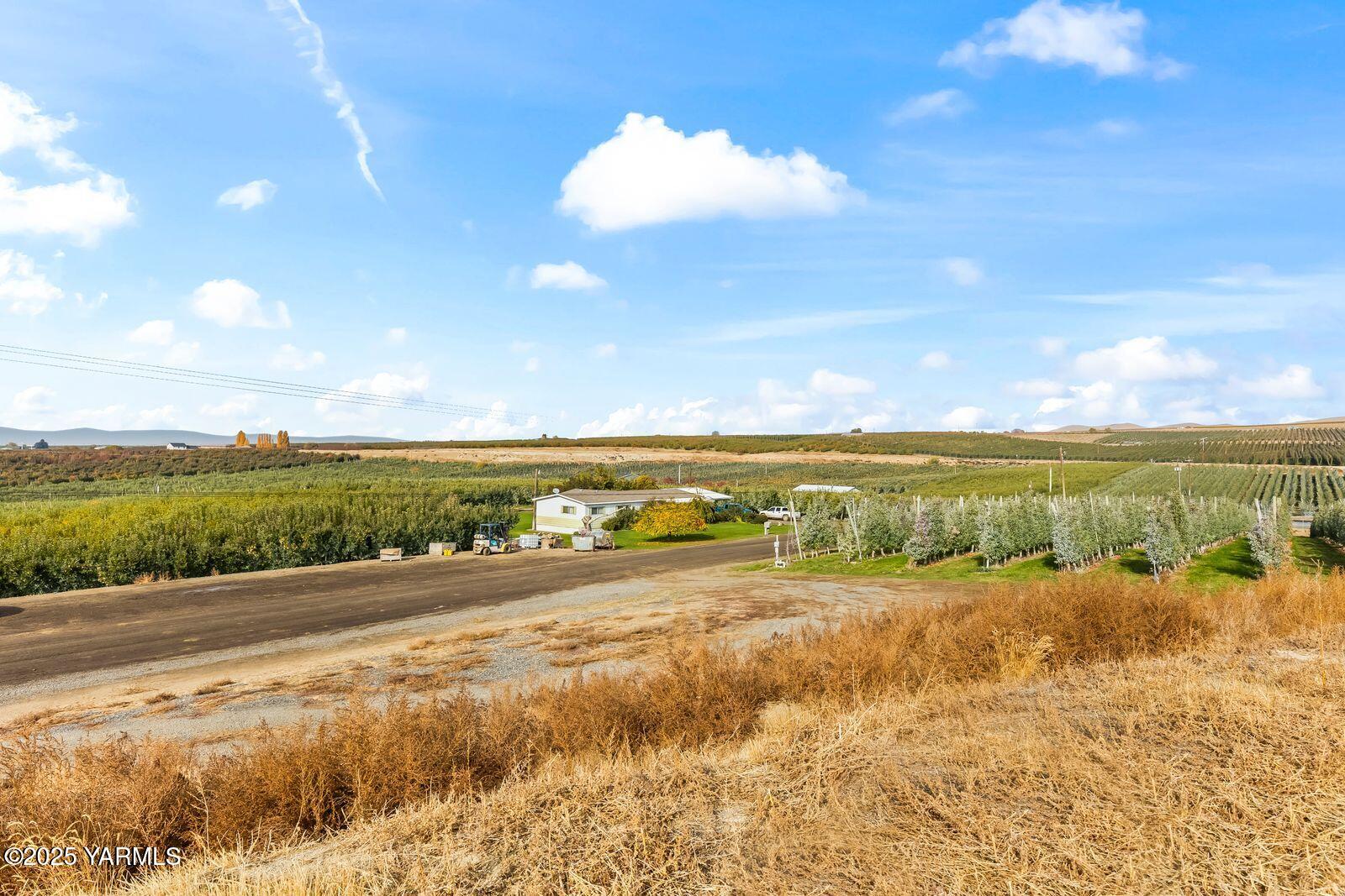 370 Macy Road Zillah, WA 98953 - Photo 24 of 42 a view of an ocean and beach