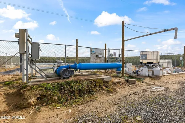 a view of a yard with outside space