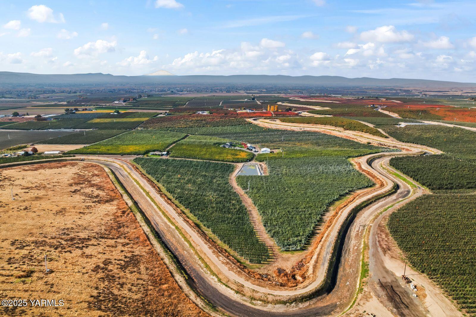 370 Macy Road Zillah, WA 98953 - Photo 30 of 42 an aerial view of a house