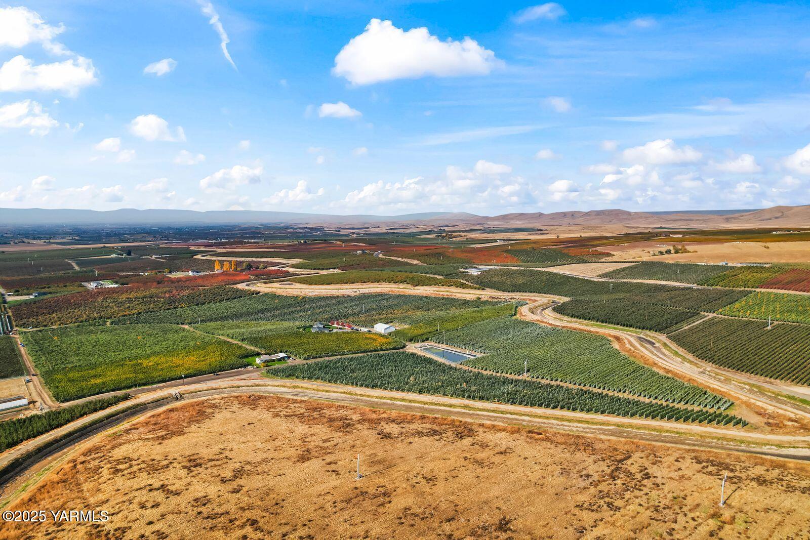 370 Macy Road Zillah, WA 98953 - Photo 31 of 42 a view of an ocean and beach