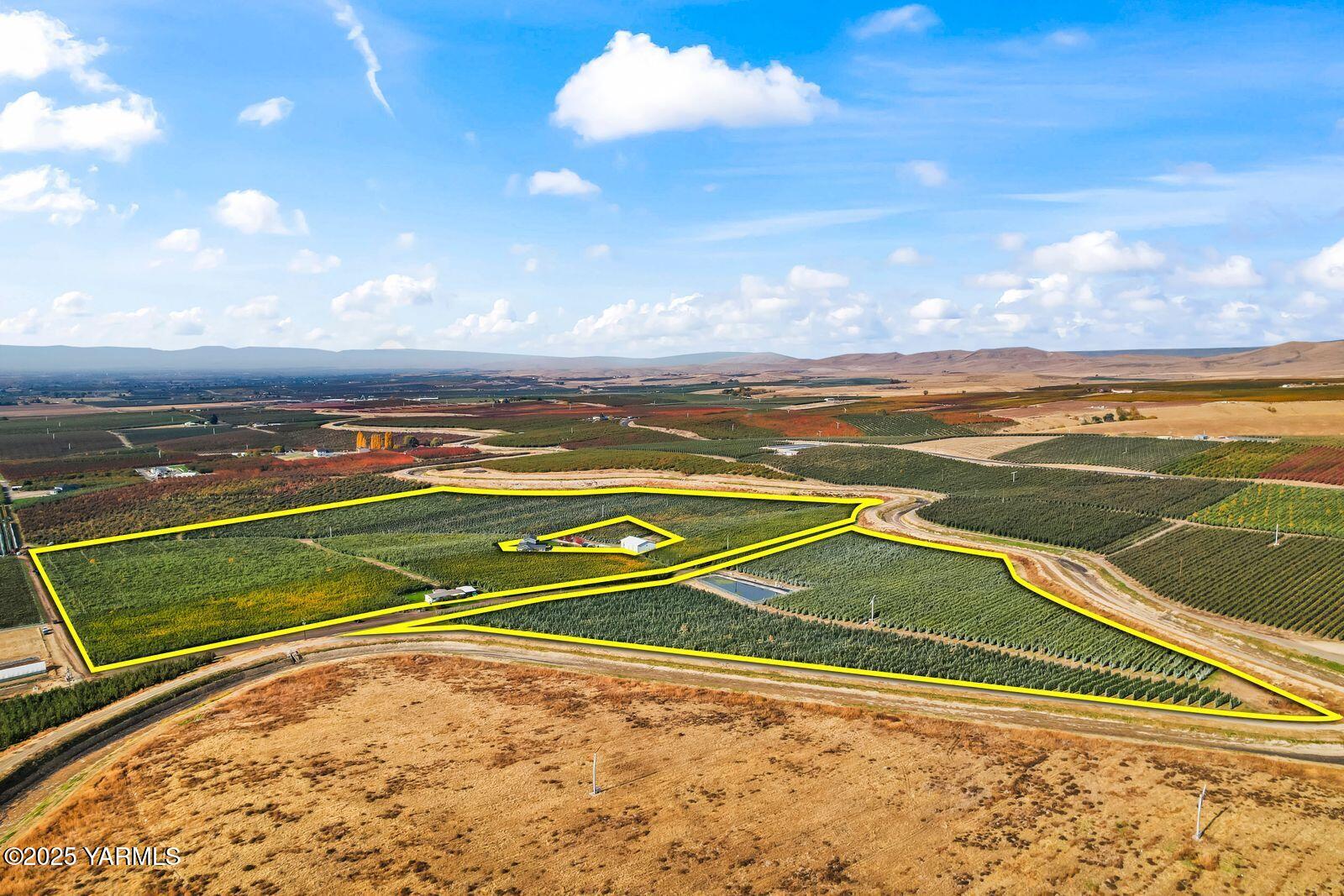 370 Macy Road Zillah, WA 98953 - Photo 32 of 42 a view of an ocean and beach