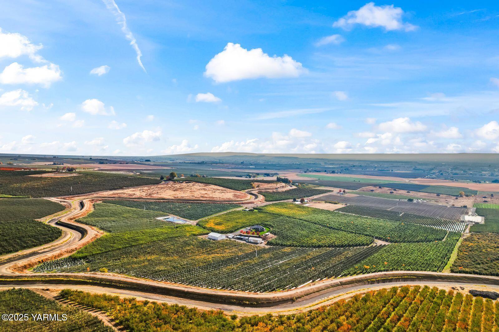 370 Macy Road Zillah, WA 98953 - Photo 35 of 42 a view of a swimming pool with a yard