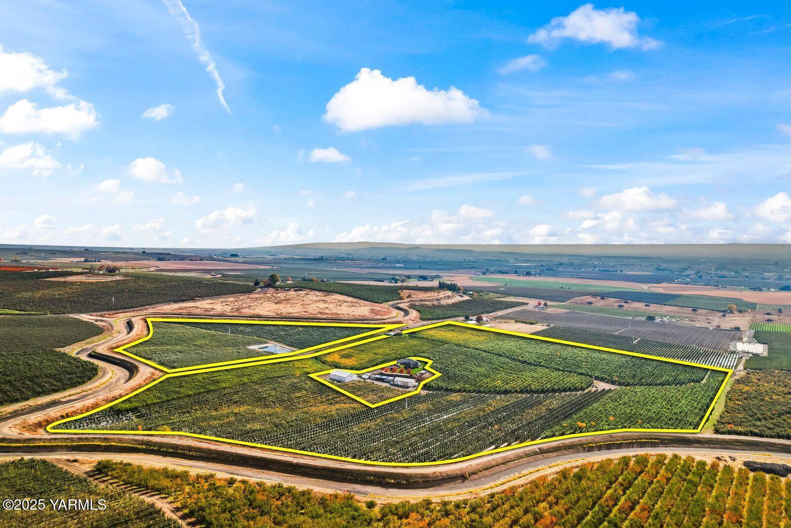 370 Macy Road Zillah, WA 98953 - Photo 36 of 42 a view of a pool