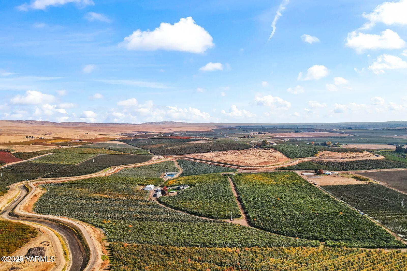 370 Macy Road Zillah, WA 98953 - Photo 37 of 42 a view of a tennis court