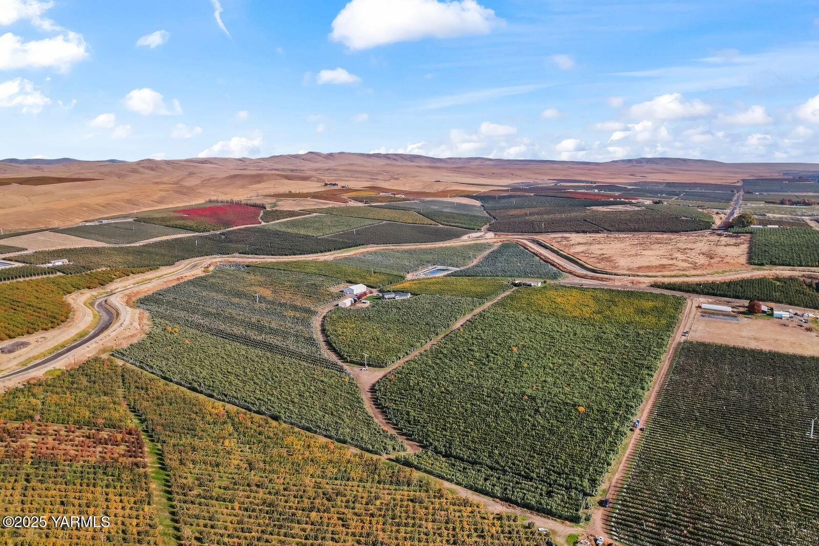 370 Macy Road Zillah, WA 98953 - Photo 39 of 42 view of a lake with outdoor space