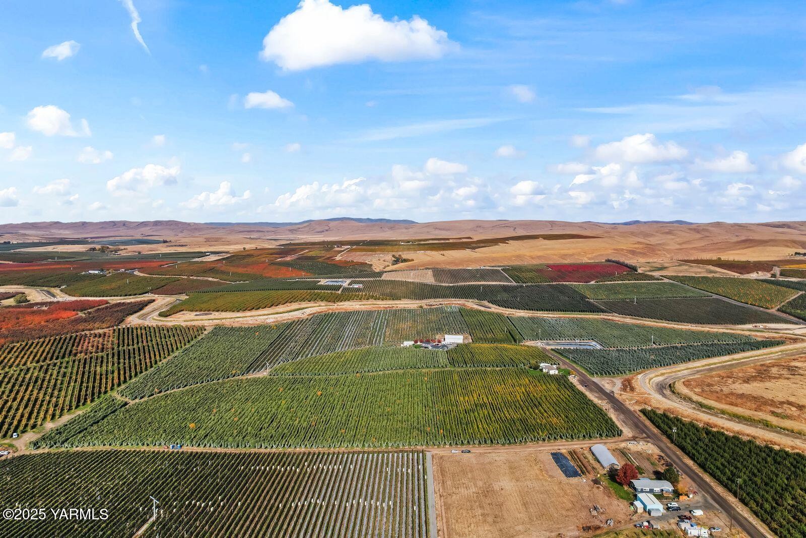 370 Macy Road Zillah, WA 98953 - Photo 41 of 42 a view of a tennis court