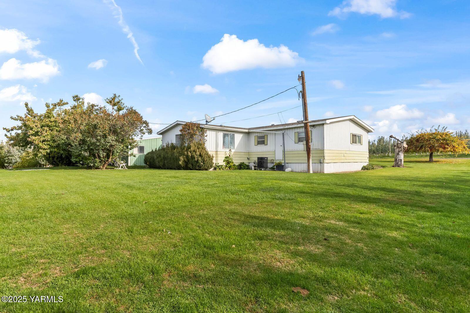 370 Macy Road Zillah, WA 98953 - Photo 6 of 42 a view of a house with a yard