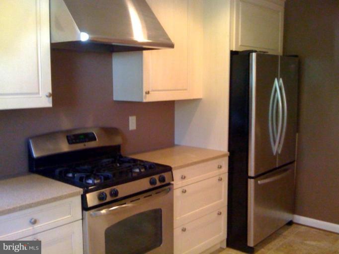 200 East Ridgely Road Lutherville-Timonium, MD 21093 - Photo 3 of 27 Stainless Appliance package and custom cabinetry