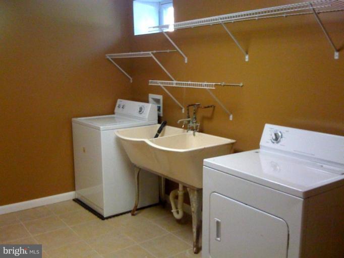 200 East Ridgely Road Lutherville-Timonium, MD 21093 - Photo 5 of 27 Huge laundry room with double sinks