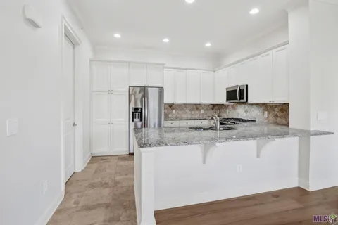 $335,000 | 998 Stanford Avenue, Unit 402, Baton Rouge, LA 70808