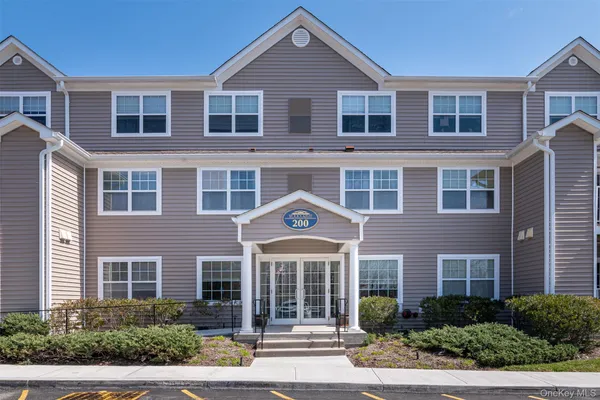 $489,000 | 200 Woodcrest Lane, Unit 223, Mount Kisco, NY 10549